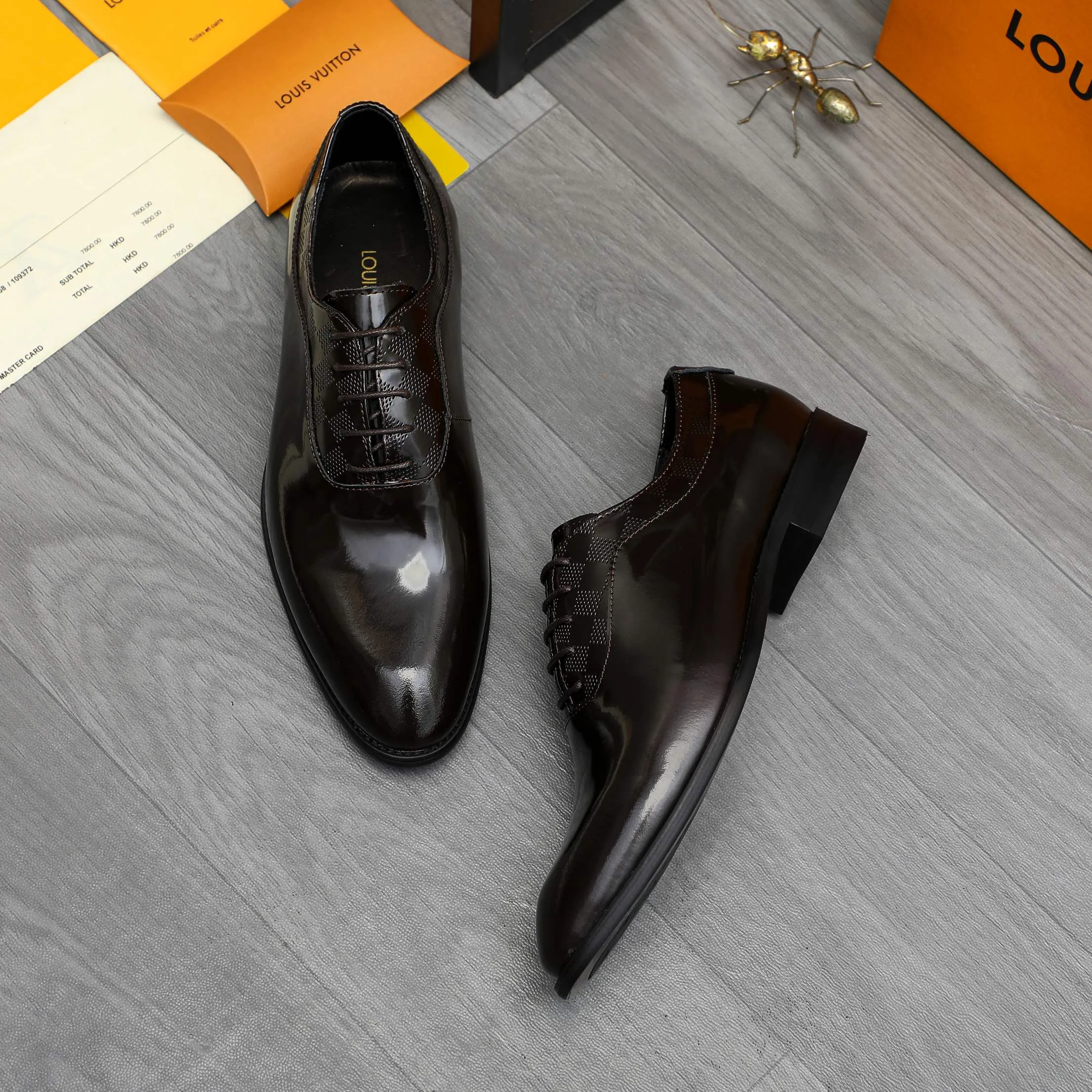 Men's shoes 💰p460 Product trademark: LV (Louis Vuitton) business lace-up leather shoes True size: 39-44 Product material: Selected lacquered cowhide stitching with classic plaid embossed upper, cowhide lining, original rubber outsole